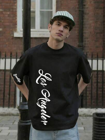 男士T恤，印有布鲁克林字母图案，采用100%聚酯纤维透气针织面料，常规版型圆领，适合夏季户外运动和日常穿着。