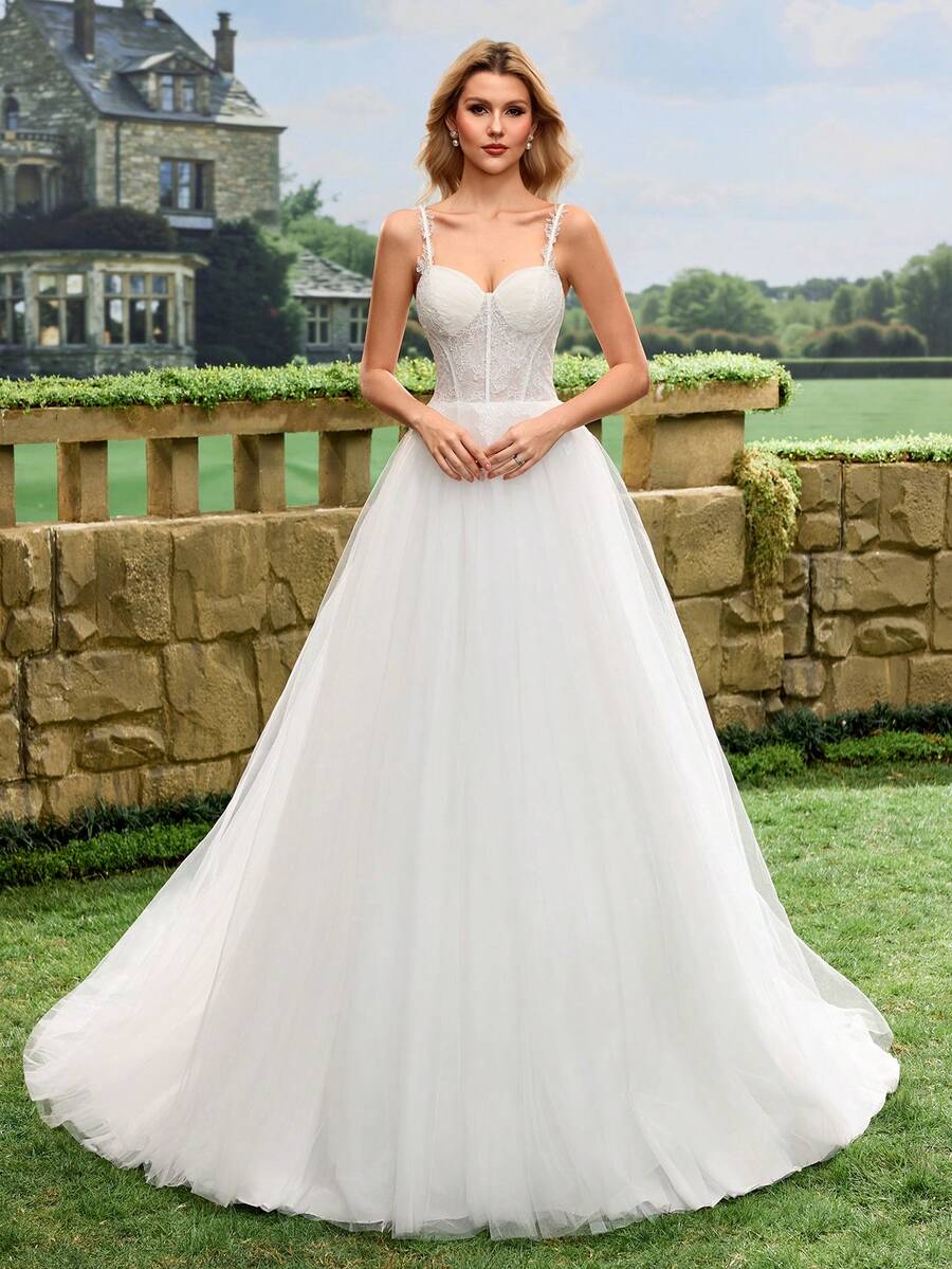 吊带蕾丝刺绣婚纱，轻盈薄纱裙，蓬松薄纱裙，蓬蓬裙摆，白色婚纱，教堂式婚纱，春季私密婚纱