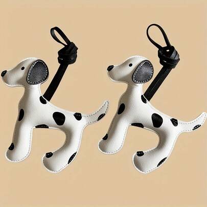 可爱的斑点狗吊坠，采用PU皮革制成，适用于背包、单肩包等各种包包，可作钥匙吊坠、汽车钥匙扣等配件，也可用于装饰包包、派对、旅行等场合。