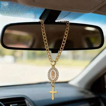 Decoración de volante en forma de cruz, colgante religioso dorado con cadena decorativa, diseño elegante de colgante de cruz ovalada con cristal, cadena ajustable como accesorio para el volante, decoración interior de coche con significado como regalo