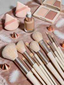 15件套化妆刷套装，包含2个黑色三角化妆海绵，柔软亲肤；另含13支化妆刷，分别用于腮红、唇釉、眉笔、唇彩、遮瑕、眼影、高光、修容、粉底、妆前乳、品牌化妆品、散粉、定妆喷雾、眼影、腮红等。韩式妆容，送给女孩或女士的礼物，精美礼盒套装。 - 白色 - 查看 5