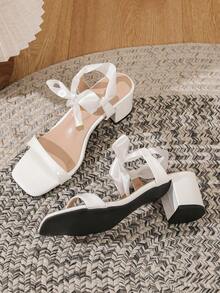 春夏白色优雅高跟凉鞋，白色缎面蝴蝶结露跟粗跟露趾婚鞋，女士 - 白色 - 查看 4