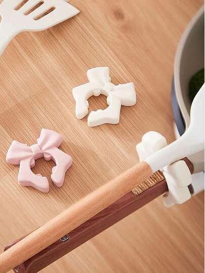 1Pc Silicone Butterfly Spoon Rest Kitchen Anti-Overflow Spoon Holder Washable Reusable Heat Resistant Utensil Holder Portable Storage Rack
