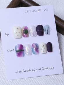 10片/套 手工制作Y2K紫色风格短方形美甲贴片，搭配3D手工绿色指环和手绘渐变细闪晕染美甲装饰。内含1片果冻胶和1把指甲锉。完美适用于日常生活以及科切拉音乐节派对装扮，是美甲贴片和美甲护理产品的理想之选。手工制作美甲贴片 - 紫色 - 查看 1