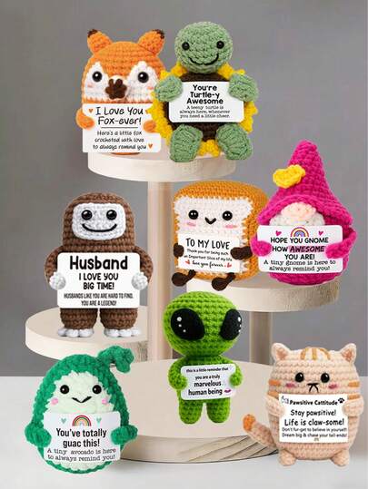 4件套手工钩编桌面摆件，可爱科幻风格玩偶，送给闺蜜、姐妹、妈妈、奶奶、同事、家人的绝佳生日礼物，可作钥匙扣挂件，传递正能量，也适合圣诞节、情人节、感恩节等节日，可作房间装饰。