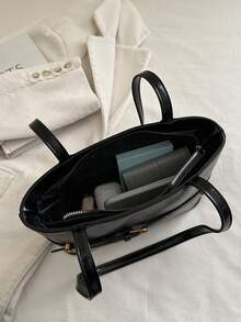 时尚新款纯色五金皮带扣设计个性手提包，经典百搭的字母装饰实用女士单肩包，适合购物、装钱包、休闲出行，也适合年轻女性、大学生、职场新人及白领人士。非常适合办公室、大学、工作、商务、通勤、户外活动、旅行和郊游等场合。 - 黑色 - 查看 10