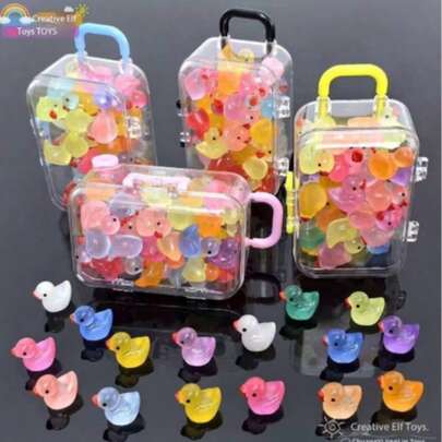 迷你夜光彩色鸭子装饰摆件，随机款式，带包装盒，桌面摆件，小巧精致，微缩收藏品，动物模型，适合作为礼物或放置于行李箱中，可用于返校用品、冬季用品、感恩节、圣诞节、沙特国庆日、生日、节日、新年、情人节、送给男友/女友、成人礼物。