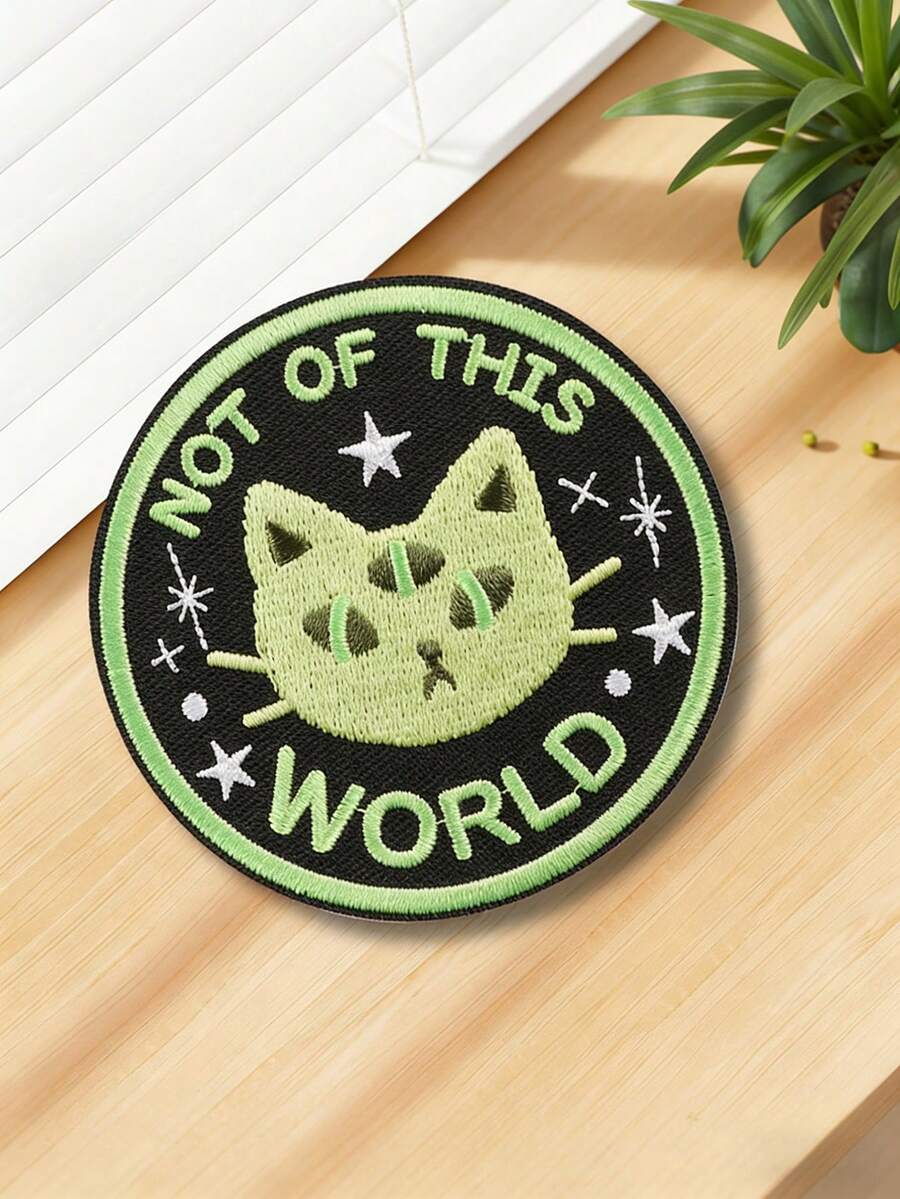 1个科幻外星猫刺绣布贴，外星猫图案，配以醒目的未来主义标语“NOT OF THIS WORLD”，可热压/缝制，适用于连帽衫、帽子、包包、T恤、裤子等DIY装饰，是UFO爱好者和派对服装的绝佳DIY礼物。