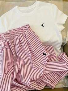 Camiseta blanca + pantalón rosa