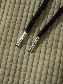 Pantalones cortos utilitarios para hombres con bolsillos grandes, tela texturizada, joggers casuales a la altura del tobillo - Verde militar - Ver 4