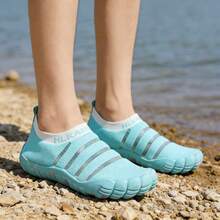 Calcetines de agua rápidos de secado para mujeres y hombres - Zapatos de agua transpirables con suela de goma antideslizante, diseño rayado para natación, playa, yoga, piscina y camping - Accesorios deportivos ligeros, calzado de playa | Zapatos deportivos casuales | Parte superior de tela transpirable, zapatos de playa - Celeste - Ver 4