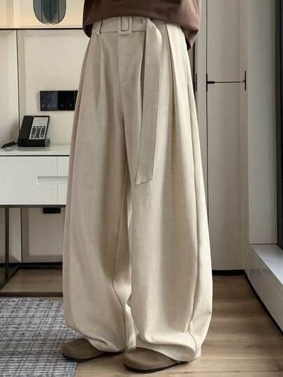 男士宽松杏色灯笼裤，配腰带，亚麻质感，透气舒适，日系休闲风格长裤，适合日常通勤、度假休闲穿着。
