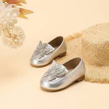 1双女童亮丽蝴蝶图案PU皮防滑圆头平底复古网纱明星风休闲乐福鞋，适合演出、春夏秋季穿着 - 銀色 - 查看 7