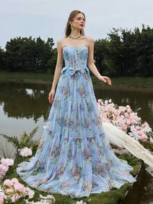 Faeriesty 优雅女士蓝色无肩带束身胸衣式长款派对礼服，花卉印花薄纱伞裙，腰间系带，完美适用于春季婚礼、花园派对、户外林地庆典、湖畔度假聚会等场合。 - 藍色 - 查看 9