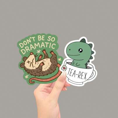 趣味负鼠贴纸 | 乙烯基笔记本电脑贴纸，卡通图案，亮面，自粘，一次性使用 - 趣味笔记本电脑贴纸 茶杯霸王龙乙烯基贴纸 水瓶趣味贴纸 茶杯里的讽刺恐龙 可爱贴纸 茶 剪贴簿用品 文具 趣味贴纸 Kindle