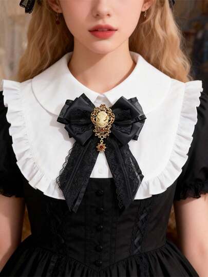 这款优雅高贵的经典复古风格女士蝴蝶结胸针，采用欧式设计，适合各种聚会、庆典、郊游或旅行场合。它是一款皇家风格的复古洛丽塔蕾丝蝴蝶结胸针，采用合金材质，适合装饰领结和节日盛装。