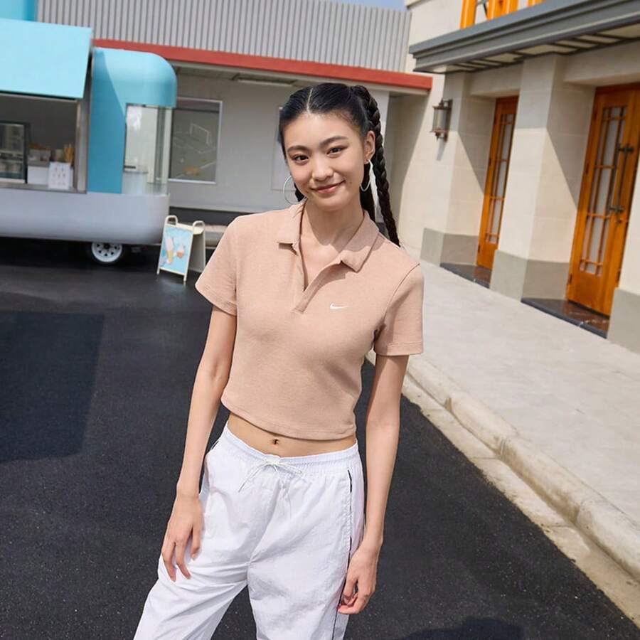 Nike AS W NSW ESSNTL 女士短袖 Polo 衫，针织 Polo 衫 - 棕色 - 查看 1