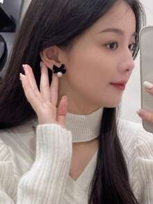 一对优雅黑色天鹅绒蝴蝶结珍珠耳环，适合女性日常、节日和派对佩戴。 - 黑色 - 查看 4