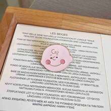 SNOOPY 2026新款金属胸针，经典“花生漫画”卡通周边，可爱玩偶趣味金属徽章！日系清新风格，精致耐用设计，男女老少皆宜，学生日常佩戴也十分合适。不仅别在包包、衣服和背包上好看，而且做工精良，佩戴方便，独特优雅。 - 彩色 - 查看 9