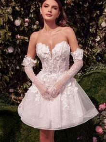 Short Tulle Wedding Dress For Women - Strapless 3D Floral Applique Bridal Dress 2026 Featuring Elegant Strapless Neckline With Structured Bodice Adorned With Dimensional 3D Floral Applique, Lightweight Layered Tulle Skirt Creating Airy Volume And Soft Movement, Above Knee Chic Design Highlighting Leg Line And Youthful Fresh Bridal Energy; Perfect For Outdoor Wedding Reception, Bridal Party, After Party Celebration, Engagement Photos, Bridal Shower, Or Civil Ceremony, Modern Short Bridal Dress Combining Playful Silhouette With Detailed Craftsmanship For Fashion Conscious Bride - trắng - Xem 4
