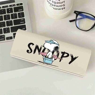 SNOOPY 1pc 2026 New Glasses Case, Classic Comic Book "Peanuts Comics" Merchandise, Must-Have For School Season! Made Of PU Leather Material, It Is Resistant To Pressure And Durable, With A Stable Closure. The White Body Is Paired With A Cute Pattern, Which Is Clean And Durable.