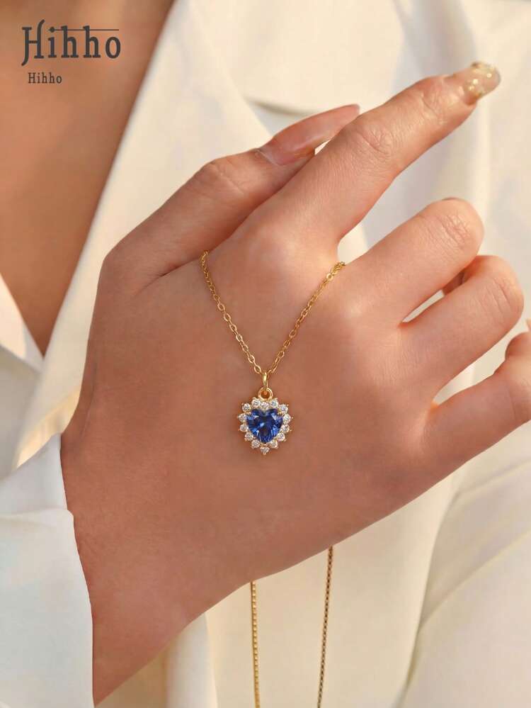 Hihho 这款心形项链是约会之夜的必备单品。环绕式设计能随着你的每一个动作捕捉光线，为你的连衣裙或衬衫增添浪漫奢华的气息。 - 心型 - 查看 5