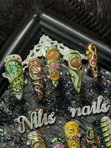 10件套尖头亚克力美甲套装，包含绿色和黄色美甲贴片、香槟色和紫色猫眼贴片、3D螺旋图案贴片、3D流水金色条纹贴片，搭配水钻设计、立体蝴蝶贴片和其他美甲配件，Y2K风格美甲套装，非常适合女性和女孩参加主题派对、聚会、庆典和情人节等场合（包含一片果冻胶和一条摩擦贴）。 - 綠色 - 查看 3
