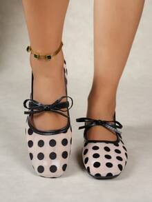 白色女士平底芭蕾舞鞋，蝴蝶结装饰，花卉刺绣，夏季款；黑色透气镂空网眼凉鞋，方头亮片装饰，适合宽脚，玛丽珍鞋，波点图案 - 米白色 - 查看 3