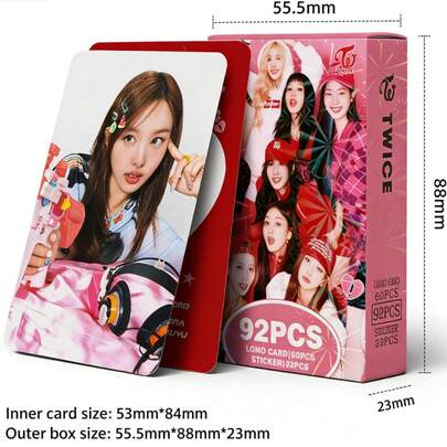 92 piezas (60 tarjetas fotográficas + 32 pegatinas) Tarjetas fotográficas de alta calidad de TWICE, impresas con colores uniformes que reproducen fielmente los dulces rostros de los miembros. Textura cómoda y excelente calidad, adecuada para colección personal, collage de fotos o regalo a fans de TWICE, creando fácilmente un ambiente cálido y encantador de fans. Mercancía del mini álbum STRATEGY, tarjeta postal de K-POP, tarjeta de fanático, nuevo artículo