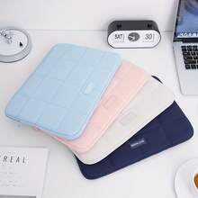 一款可爱的绗缝笔记本电脑保护套，带拉链，适用于 13、13.3 和 14 英寸的笔记本电脑。这款柔软、防震、轻便的保护套采用简约的韩式格子设计，以蓝色、粉色和白色为主色调。 - 查看 5