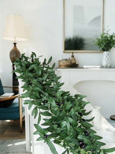 1条人造橄榄叶花环，带有浆果，叶片茂密，果实饱满，可弯曲，易于造型，适合简约侘寂风格的家居客厅背景装饰、派对活动装饰，也适合管道遮盖、墙面悬挂、阳台装饰，不掉毛、不褪色，持久耐用。