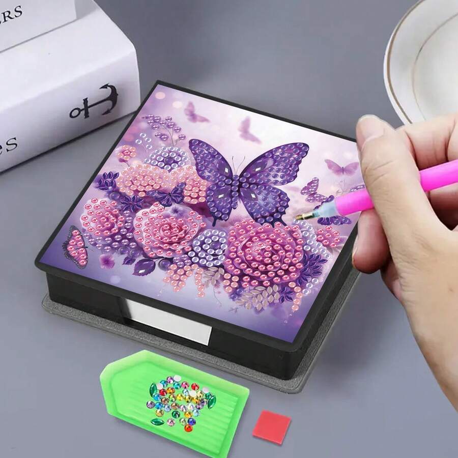 1件DIY钻石画蝴蝶图案，不对称水晶镶嵌画，黑色仿皮自粘便签盒，内含160张便签纸，是居家、办公、学校用品、工艺品、可爱文具、节日礼物的理想之选。 - 查看 1