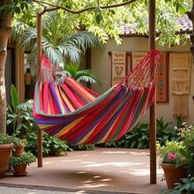 Esta hamaca portátil para exteriores incluye correas y una bolsa de almacenamiento portátil. Su tela a rayas de colores es resistente y duradera, ideal para patios, jardines y camping, permitiendo un descanso más estable y . - Multicolor - Ver 5