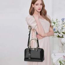 Bolsa feminina em couro envernizado com alça de ombro elegante. - Preto - Visão 3