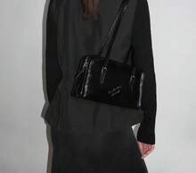2026 New Fashionable Women Shoulder Bag Retro Paloma Handbag Simple Design Casual Wool Underarm Bag - 黑色 - 查看 3