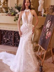 Halter Neckline Lace Wedding Dress Designed To Elongate Neck And Highlight Shoulders, Fitted Mermaid Silhouette Enhances Natural Curves, Dimensional 3D Floral Appliqué Elevates Couture Glamour And Texture, Heavy Lace Craftsmanship Creates Luxurious Presence, Ideal For Luxury Banquet Wedding And Artistic Theme Ceremony, High Fashion Sexy Bride Aesthetic. - 白色 - 查看 5