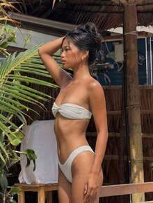 Bộ bikini hai mảnh không dây, kiểu áo quây xoắn và quần lọt khe cạp cao dành cho nữ, thích hợp cho kỳ nghỉ hè trên bãi biển, màu trắng. - trắng - Xem 2
