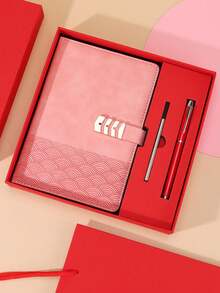 Bộ quà tặng sổ tay da A5 tùy chỉnh, bao gồm sổ tay, bút, ruột bút và hộp quà, có thể khắc tên theo yêu cầu. Đây là lựa chọn lý tưởng cho mùa tốt nghiệp, khởi nghiệp, quà tặng Ngày Nhà giáo, văn phòng phẩm, đồ dùng du lịch, mùa tựu trường, phong cách cổ điển, khắc chữ, sự độc đáo, quà cưới tùy chỉnh, quà tặng cá nhân hóa cho cả nam và nữ, kỷ niệm, sinh nhật, lễ tốt nghiệp, đám cưới, trường học, doanh nghiệp/công việc/văn phòng, trang trí văn phòng, lịch nghỉ lễ. - Nhiều màu - Xem 14