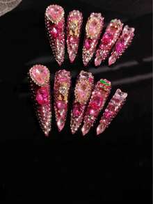 10 Móng Giả Thủ Công, Móng Dán, Kiểu Dáng Sang Trọng và Tinh Tế, Được Trang Trí Bằng Những Viên Kim Cương Lấp Lánh, Chủ Yếu Có Màu Đỏ Hồng. Bề mặt móng được đính dày đặc các loại đá quý và kim cương giả màu hồng với nhiều kích cỡ khác nhau, trong khi các chi tiết trang trí bằng kim loại vàng làm nổi bật đường viền. - Nhiều màu - Xem 3