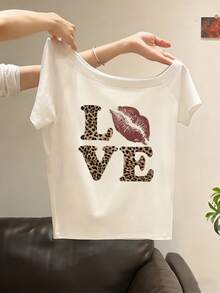 女款時尚露肩豹紋 LOVE 與嘴唇圖案 T-shirt，短袖聚酯纖維高彈力休閒上衣，夏季穿搭 - 白色 - 查看 4