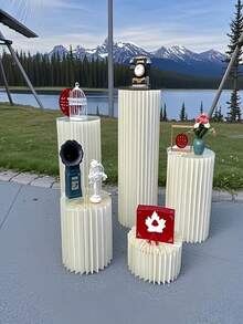 Bệ đỡ bằng ống giấy gấp gọn dùng cho phông nền đám cưới, hành lang, bàn bánh ngọt và tráng miệng, trang trí tiệc. Bao gồm tấm nhựa phía trên (tấm gương acrylic, cần gỡ bỏ lớp màng bảo vệ để đạt hiệu quả). Thích hợp cho đám cưới, sinh nhật, tiệc tùng, triển lãm ô tô, trang trí tiệm bánh. - Nhiều màu - Xem 3