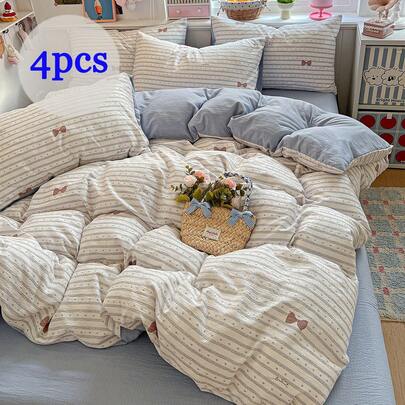 四件套床上用品，卡其色蝴蝶结图案被套，蓝白条纹爱心印花被套，韩式少女风卧室床上用品套装，柔软亲肤，四季皆宜，包含1个被套（不含填充物）、1个床单、2个枕套（不含填充物）。