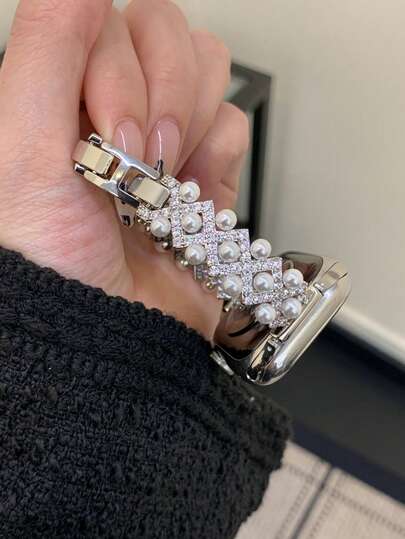 LuLuTom 1pc Luxury Faux Pearls Intersect With Rhinestones Bracelet Band Compatible With Apple Watch Strap Series 11/10/9/8/7/6/SE/5/4/Ultra 2 3, Compatible With Apple Watch Band Strap 49mm (S10 S11)46mm 45mm 44mm (S10 S11)42mm 42mm 41mm 40mm 38mm, Women's Fashion Bracelet Accessory, Not Stuffy, Comfortable To Wear, Perfectly Fits The Wrist