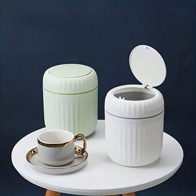 1个迷你桌面垃圾桶，翻盖设计，防止异味泄漏。可用于存放果皮、纸屑和其他桌面垃圾，保持桌面清洁。适用于浴室、家用书桌、咖啡桌、办公室、客厅和书房。