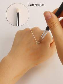 1支山羊毛眼影刷，妆效自然无痕，电镀铜管，高端眼部细节刷 - 黑色 - 查看 3