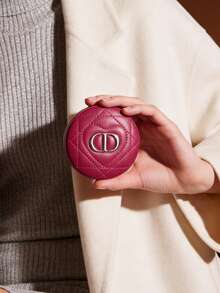 Dior Hộp phấn trang điểm hình trái tim dập nổi, vỏ ngoài màu hồng phấn satin với logo CD màu bạc, thiết kế gương hai mặt tiện lợi để dặm lại lớp trang điểm. - Màu Hồng Tươi - Xem 6