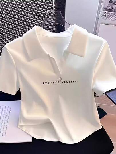 女士休闲短袖白色Polo衫，不对称下摆，高弹面料，修身性感露脐上衣，适合夏季休闲日常穿着。