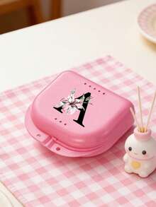 字母 A-Z 牙齿矫正保持器假牙粉色收纳盒，花朵字母装饰，牙套收纳盒，假牙盒，透气正畸牙套盒，保持器盒，牙科收纳盒，假牙放置盒，易于使用，方便携带，牙套矫正器矫正器盒，口腔卫生牙套收纳盒，家庭办公室宿舍用品，家居收纳用品，牙科配件 - 彩色 - 查看 1