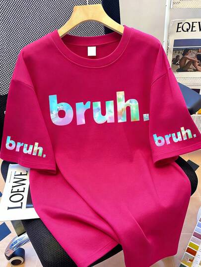 这款休闲印花T恤专为女孩和青少年设计，印有字母“Bruh”的图案。圆领短袖设计，非常适合夏季穿着。它是完美的夏季礼物之选，适合上学、野餐、春夏穿着、旅行和聚会。