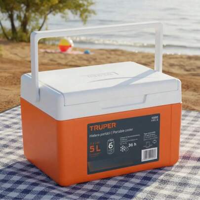 Hielera de 5 L, TRUPER  Fabricada en polietileno resistente a impactos  Mantiene bebidas y alimentos fríos hasta por 36 horas  Manija móvil para fácil transportación  Tapa reversible con ranuras para poner bebidas Capacidad (mas hielo)  6 Latas / 5 L (5 Qt)   Peso  840 g  Dimensiones (base x altura x fondo)  19 x 18 x 26 cm